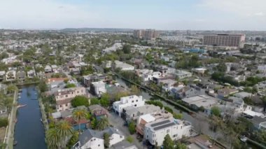 Venedik civarındaki evlerin hava görüntüleri. Metropolis 'in banliyösü. Los Angeles, Kaliforniya, ABD.
