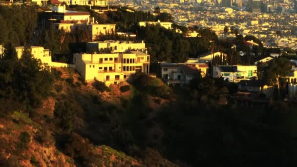 大都市の上の丘の高級住宅のズーム映像 高層オフィスビルのダウンタウンの建物の明らかに傾斜 米国カリフォルニア州ロサンゼルス — ストック動画