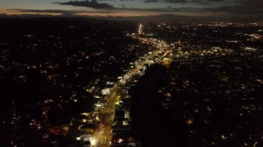 Şehir merkezinin hava panoramik görüntüleri. Geniş ve aydınlık caddelerde giden arabalar. Los Angeles, Kaliforniya, ABD.