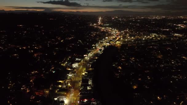 Imágenes Panorámicas Aéreas Del Barrio Urbano Por Noche Coches Que — Vídeos de Stock