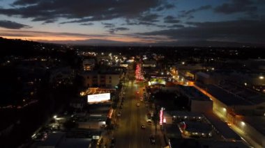 Akşam kentinde caddede araba sürerken havadan çekilen görüntüler. Kara bulutlu romantik alacakaranlık gökyüzü. Los Angeles, Kaliforniya, ABD.