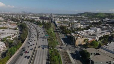 Metropolis 'teki şehir gelişimi arasında çok yönlü bir otoyol var. Güneşli bir günde büyük şehrin havadan görünüşü. Los Angeles, Kaliforniya, ABD.