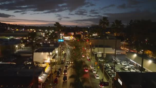 Αυτοκίνητα Που Οδηγούν Πολυσύχναστους Δρόμους Βράδυ Εμπρός Πετούν Πάνω Από — Αρχείο Βίντεο