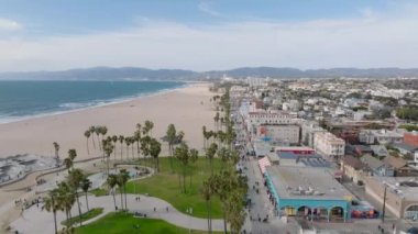 Venice sahilinin inanılmaz hava görüntüleri. Dinlenme bölgesi, palmiye ağaçları ve kaykay parkı olan kumsal. Los Angeles, Kaliforniya, ABD.