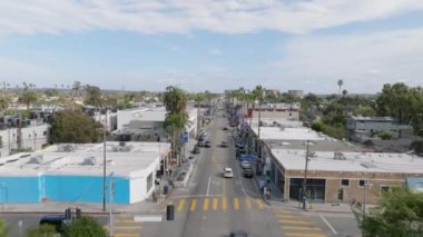 Abbot Kinney Bulvarı 'ndan geçen arabaları takip ediyoruz. Büyük şehrin kıyı kesiminde geniş bir cadde. Los Angeles, Kaliforniya, ABD.