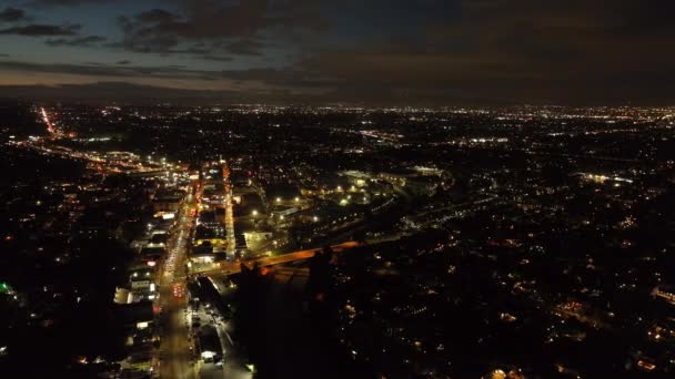Letecký Snímek Panoramatický Snímek Městské Čtvrti Noci Pouliční Světla Auta — Stock video