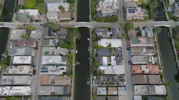 Vysoký Úhel Pohledu Vodní Kanály Rezidenční Městské Čtvrti Benátkách Nakloněné — Stock video