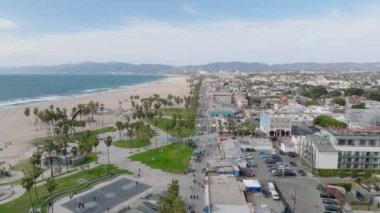 Venedik sahilindeki Windward Plaza ve rahatlama bölgesi üzerinde uç. Santa Monica 'ya doğru bak. Los Angeles, Kaliforniya, ABD.