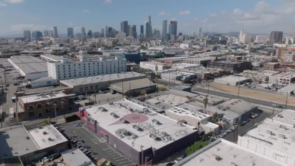 前方の町の開発の上を飛ぶ 遠くの金融街のダウンタウンの高層ビル 米国カリフォルニア州ロサンゼルス — ストック動画