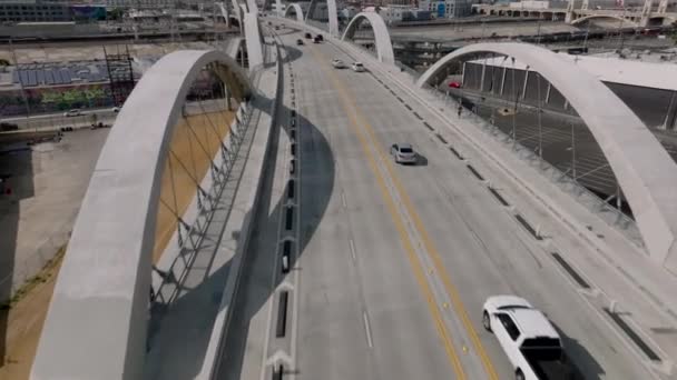 Υψηλή Γωνία Άποψη Της Σύγχρονης Οδικής Γέφυρας Αποκαλύψτε Την Ανάπτυξη — Αρχείο Βίντεο