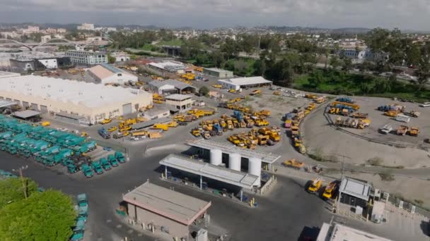 Повітряні Круглі Кадри Паркового Місця Будівельних Машин Велика Кількість Вантажівок — стокове відео