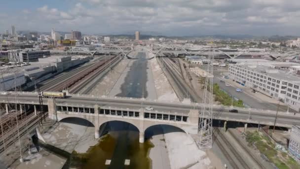 Voe Acima Rio Canal Concreto Que Conduz Através Vizinhança Industrial — Vídeo de Stock