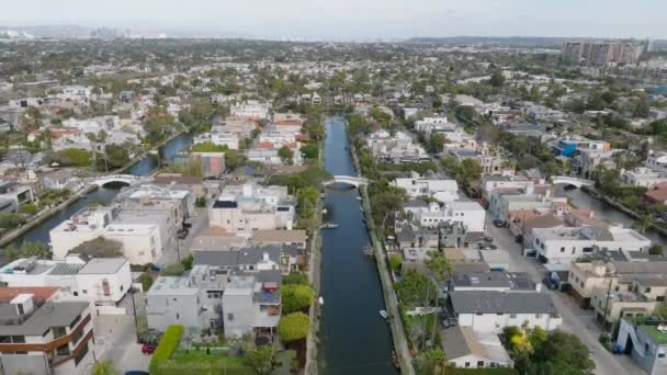 Backwards Fly Famous Venice Canals Streets Houses Water Channels Residential — Stock Video
