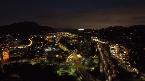 Авиационные Панорамные Кадры Студио Сити Ночью Освещённые Здания Оживлённая Автострада — стоковое видео