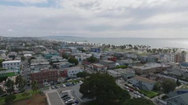 Venice Borough 'daki şehir merkezinin üstüne uç. Okyanus kıyısındaki kumsalları keşfetmek. Los Angeles, Kaliforniya, ABD.