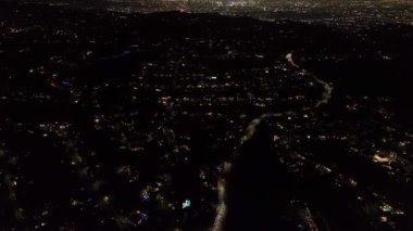 Geceleri şehir merkezindeki caddelerin yüksek açılı görüntüsü. Yukarı kaldır ve parlayan metropolü göster. Los Angeles, Kaliforniya, ABD.