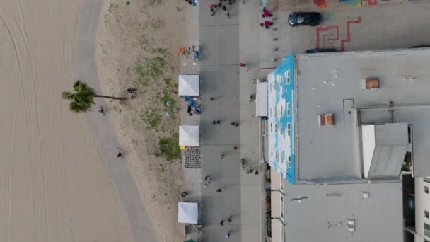 Сверху Вниз Снимки Людей Прогуливающихся Тротуару Вдоль Песчаного Пляжа Венеции — стоковое видео