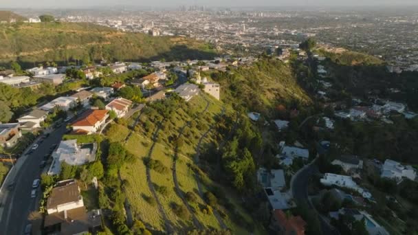 午後遅くの日差しに照らされた丘陵地帯の住宅の素晴らしい映像 大都市を背景に 米国カリフォルニア州ロサンゼルス — ストック動画