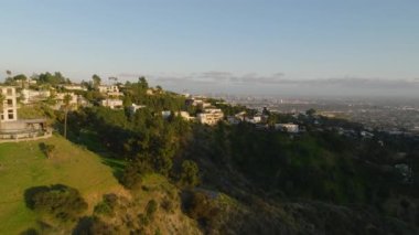 Metropolis 'in yukarısındaki tepelerde lüks konutların geçmişi ortaya çıktı. Hollywood Hills 'te altın saat. Los Angeles, Kaliforniya, ABD.