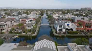 Şehir merkezindeki lüks aile evleri ile çevrili su kanalının üzerinde uç. Venedik mahallesi. Los Angeles, Kaliforniya, ABD.