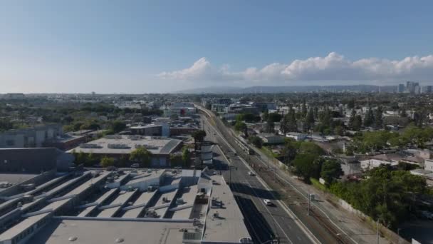 Widok Powietrza Budynki Infrastrukturę Transportową Culver City Pociąg Jedzie Torach — Wideo stockowe