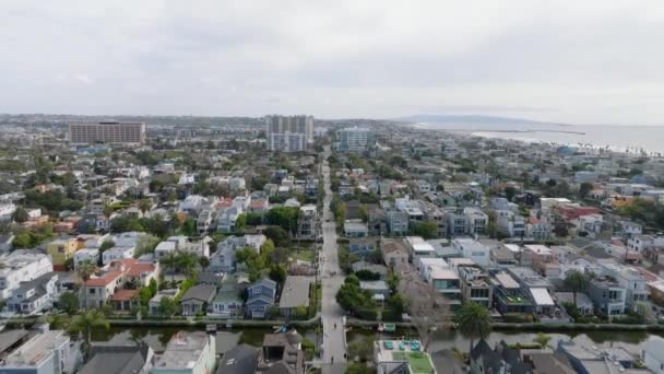 転送ヴェネツィアの住宅街区の密な町の開発の上に飛ぶ 海辺の熱帯地域 米国カリフォルニア州ロサンゼルス — ストック動画