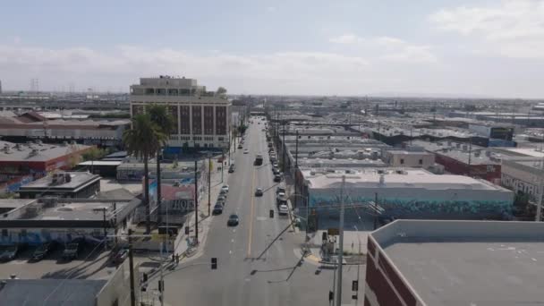 从空中俯瞰市区全景 在通往城市的道路上和繁忙的高架道路上的建筑交通 美国加利福尼亚州洛杉矶 — 图库视频影像