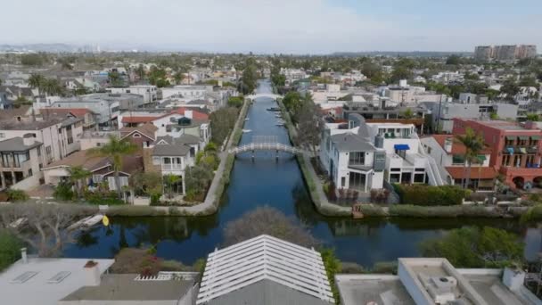 Fliegen Sie Über Dem Wasserkanal Umgeben Von Luxuriösen Einfamilienhäusern Einem — Stockvideo