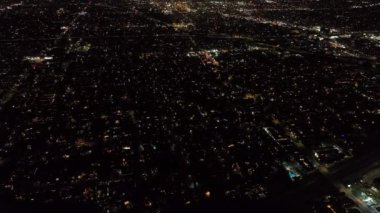 Gece şehrinin yüksek açılı manzarası. Eğim Metropolis 'in manzarasını gözler önüne seriyor. Sokaklar ve binalar boyunca binlerce ışık. Los Angeles, Kaliforniya, ABD.