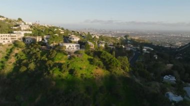 Forwardlar Hollywood Hills 'teki konutların üzerinden uçuyor. Metropolis 'in yukarısında lüks evler. Los Angeles, Kaliforniya, ABD.