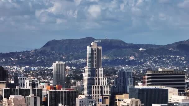 Vergrößerte Aufnahme Von Bürohochhäusern Der Stadt Und Hollywood Sign Hügeln — Stockvideo