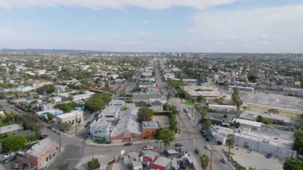 Forvetler Şehir Merkezinin Üzerinde Uçuyor Binalarla Dolu Uzun Düz Sokaklar — Stok video