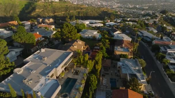 大都市の丘の豪華な住宅街の家の行の高角度ビュー 傾斜アップダウンタウンの高層ビルを明らかにする 米国カリフォルニア州ロサンゼルス — ストック動画