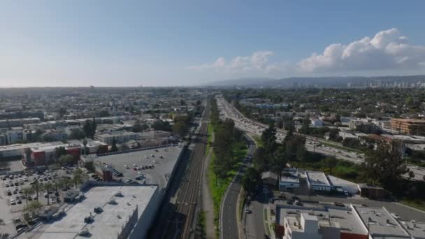 시내를 관통하는 도로의 활주로 지역에 둘러쌓여 있습니다 로스앤젤레스 캘리포니아 — 비디오