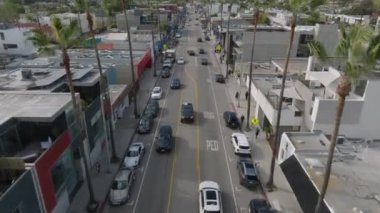 Şehir merkezindeki caddedeki trafiğin hava görüntüsü. Şehre tropikal bölgelerde arabalar geliyor. Los Angeles, Kaliforniya, ABD.