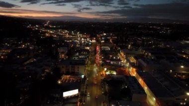 Akşam şehrinin havadan panoramik görüntüsü alacakaranlık gökyüzüne karşı. Studio City bölgesinde aydınlatılmış bulvar. Los Angeles, Kaliforniya, ABD.