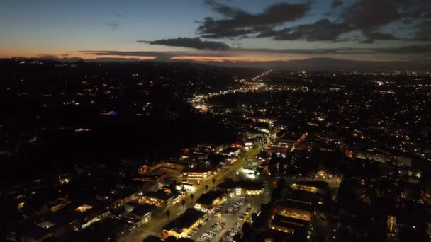 Flygfoto Stadsdelen Kvällen Belysta Gator Och Färgglad Himmel Los Angeles — Stockvideo