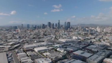 Şehir merkezindeki modern yüksek binaların hava panoramik görüntüleri. Metropolis 'in yükselen görüntüsü. Los Angeles, Kaliforniya, ABD.