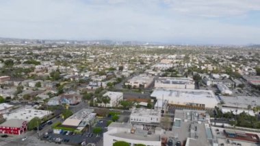 Metropolis 'in varoşlarındaki binaların havadan panoramik görüntüsü. Düz arazide büyük bir şehir. Los Angeles, Kaliforniya, ABD.