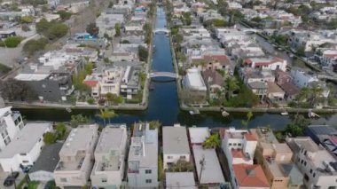 Yapay su kanalları olan lüks yerleşim yerlerinin inanılmaz görüntüleri. İleri, ünlü Venedik Kanallarının üzerinden uçar. Los Angeles, Kaliforniya, ABD.