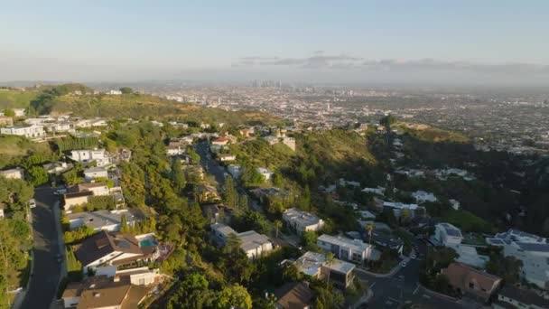 大都市の丘の豊かな住宅地の通りに沿って住宅の後方を明らかにする 米国カリフォルニア州ロサンゼルス — ストック動画