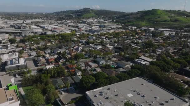 Şehir Merkezindeki Aile Evlerinin Üzerinden Uçuyor Arka Planda Yeşil Tepeler — Stok video
