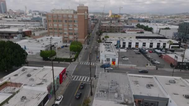 지역의 교차로를 통과하는 차들을 각도로 바라보면서 건물들을 배경으로 재확인 로스앤젤레스 — 비디오