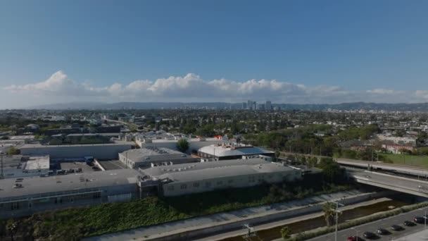 포워드는 자치구의 다닙니다 시티를 콘크리트 수로로 흐르는 크리크 로스앤젤레스 캘리포니아 — 비디오