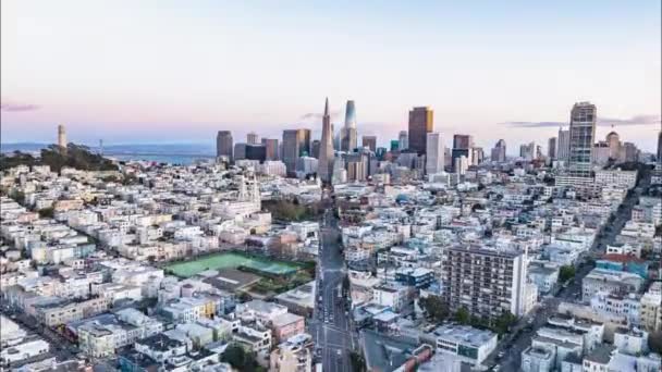 콜럼버스 Ave 날다가 Transamerica Pyramid 지구의 향한다 시내의 하이퍼 샌프란시스코 — 비디오