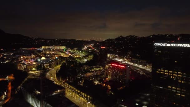 Повітряні Кадри Освітлених Вулиць Будівель Всесвітньому Місті Вночі Сучасні Висотні — стокове відео