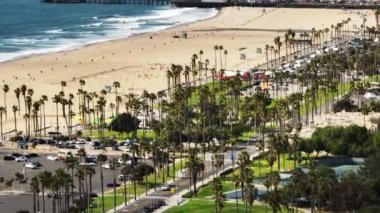 Santa Monica 'daki deniz kıyısındaki lunaparkın yakınlaştırılmış görüntüleri. Santa Monica İskelesi 'ndeki Pasifik Parkı ve arka planda yükselen dağlar. Los Angeles, Kaliforniya, ABD.