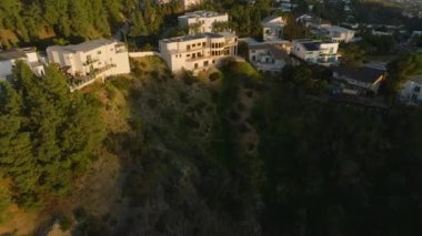 Parlak gün ışığıyla aydınlatılan konutların yüksek açılı manzarası. Hollywood Tepeleri 'ndeki evleri göster. Los Angeles, Kaliforniya, ABD.