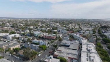 Kentsel çevredeki şehir gelişiminin havadan görüntüsü. Venice ilçesindeki sokaklar ve binalar. Los Angeles, Kaliforniya, ABD.