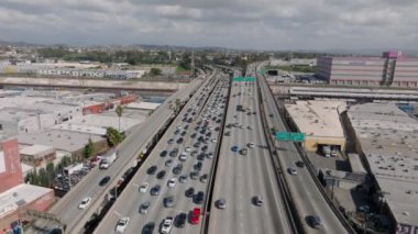 Metropolis 'teki işlek çoklu şeritli otoyol ve kavşağın hava görüntüleri. Yoğun trafik ve ulaşım altyapısı. Los Angeles, Kaliforniya, ABD.